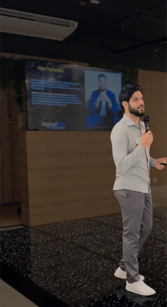 Piter em pé, palestrando sobre marketing e vendas