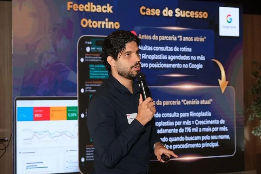 Piter apresentando um case de sucesso em palestra
